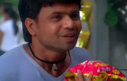 chips maang rha hai bandya rajpal yadav chup chup ke